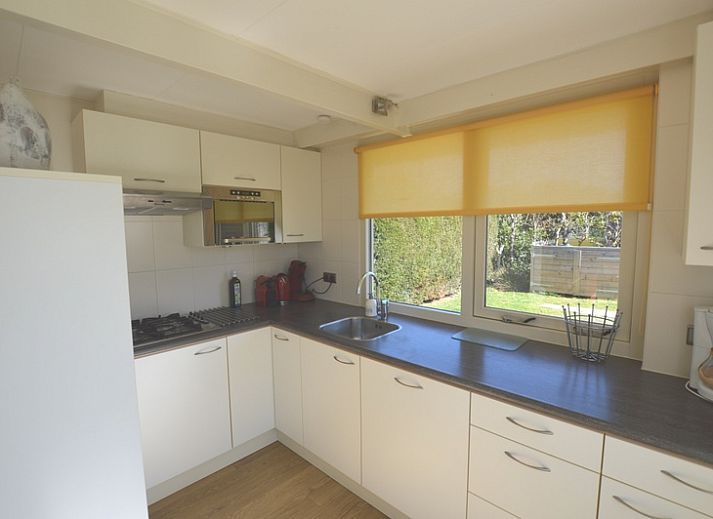 Gemuetliches Wohnzimmer von Bungalow Verste Coogh 64 in De Dennen, Texel mit Esstisch aus Holz.