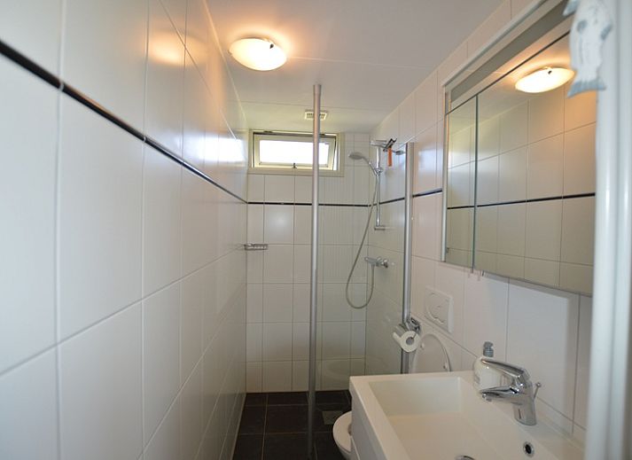 Gemuetliches Wohnzimmer von Bungalow Verste Coogh 64 in De Dennen, Texel mit Esstisch aus Holz.