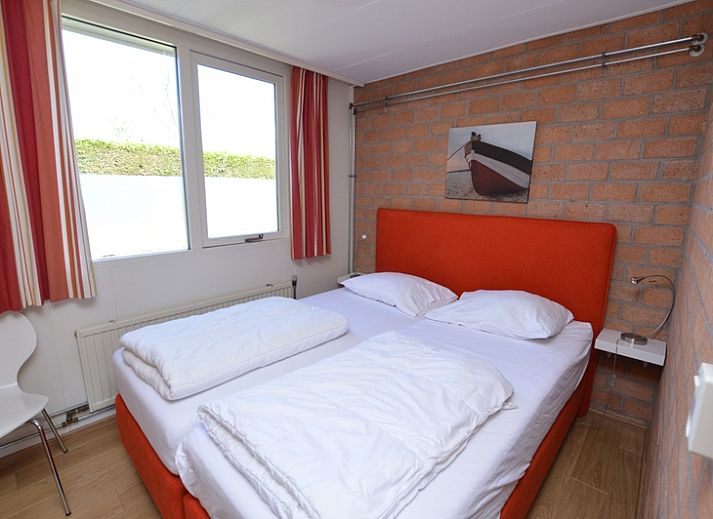 Helles Wohnzimmer mit grossen Fenstern im Bungalow Verste Coogh 64, De Dennen, Texel.