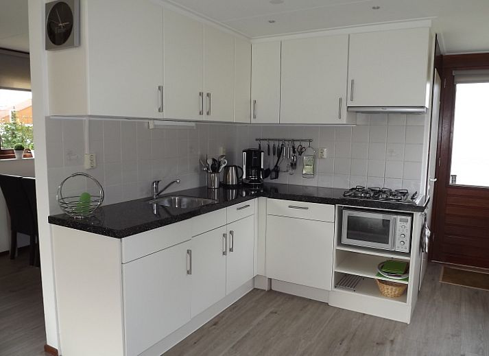 Geniessen Sie die sonnige Terrasse des Ferienhauses Gortersmient 234 in De Dennen, Texel fuer einen entspannten Aufenthalt.