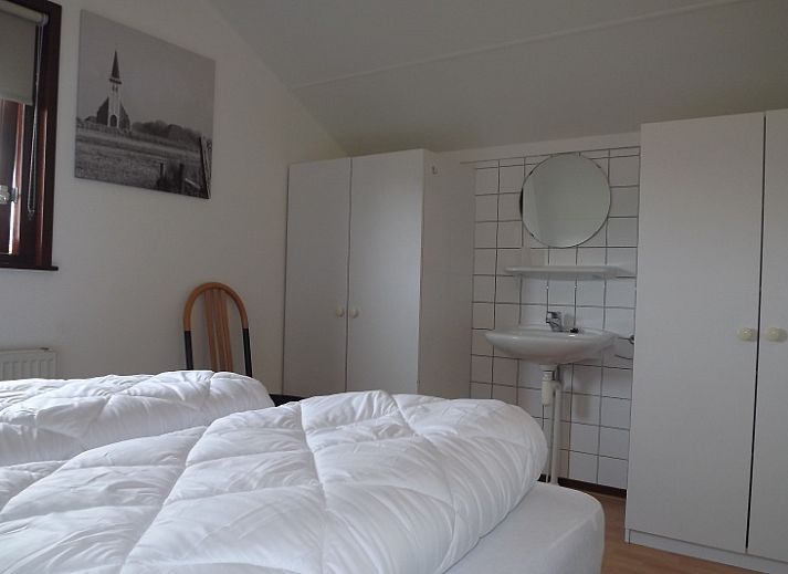 Geniessen Sie die sonnige Terrasse des Ferienhauses Gortersmient 234 in De Dennen, Texel fuer einen entspannten Aufenthalt.