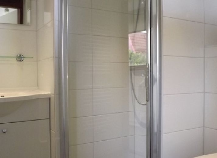 Moderne Kueche im Ferienhaus Gortersmient 234, De Dennen, Texel mit allen Annehmlichkeiten fuer einen komfortablen Aufenthalt.