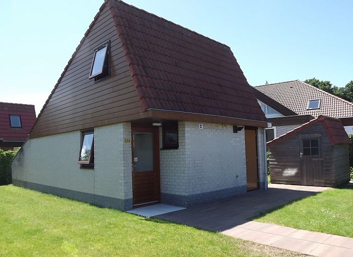 Moderne Kueche im Ferienhaus Gortersmient 234, De Dennen, Texel mit allen Annehmlichkeiten fuer einen komfortablen Aufenthalt.