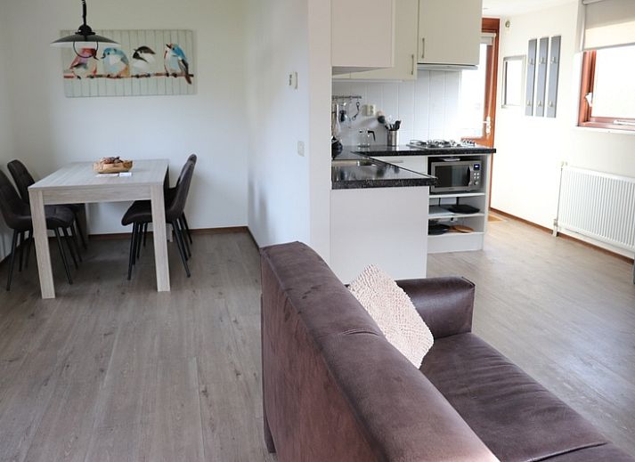 Moderne Kueche im Ferienhaus Gortersmient 234, De Dennen, Texel mit allen Annehmlichkeiten fuer einen komfortablen Aufenthalt.