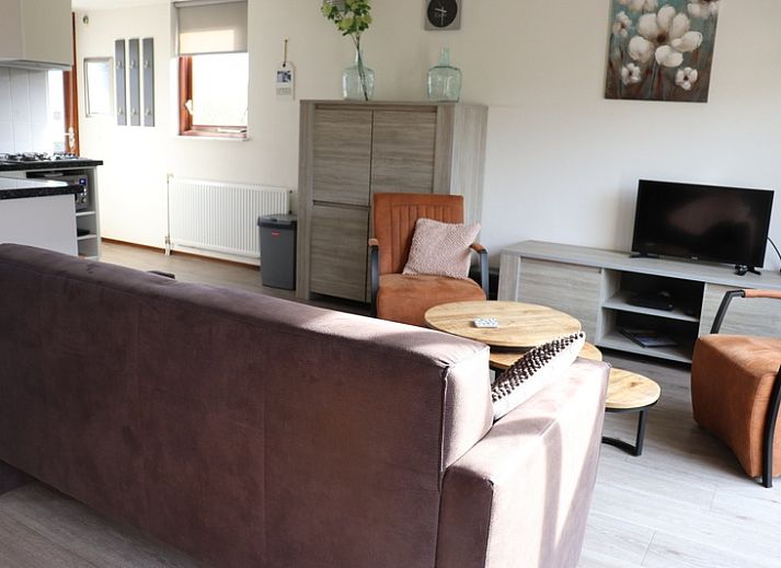 Schlafzimmer mit Doppelbett im Ferienhaus Gortersmient 234, De Dennen, Texel fuer hoechsten Komfort.