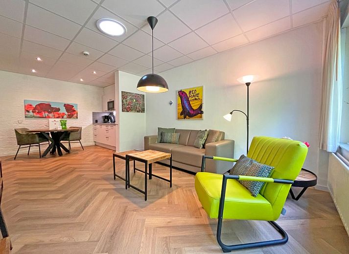 Gezellige woonkamer in Appartement Bos en Duin 05, De Dennen, Texel met moderne inrichting en kleurrijke accenten.