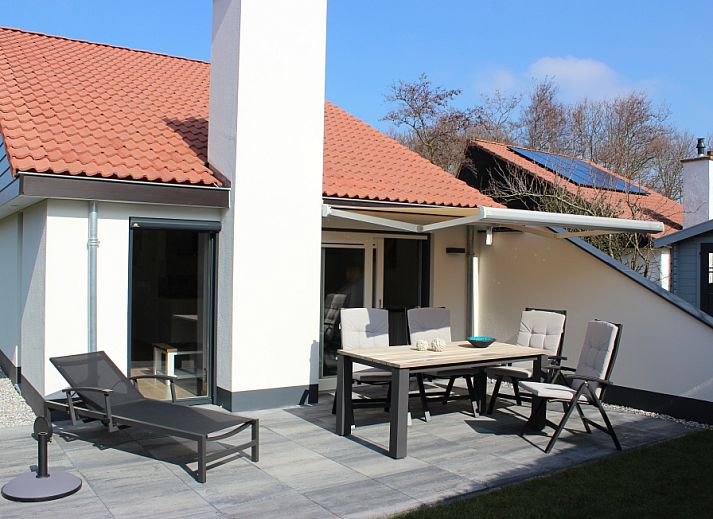 Vakantiehuis Gortersmient 256 in De Dennen, Texel met zonnig terras en moderne buitenmeubels.