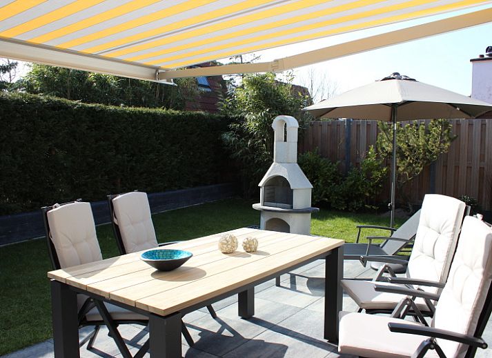 Vakantiehuis Gortersmient 256 in De Dennen, Texel met zonnig terras en moderne buitenmeubels.