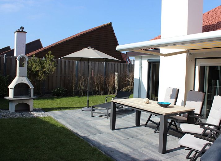 Vakantiehuis Gortersmient 256 in De Dennen, Texel met zonnig terras en moderne buitenmeubels.
