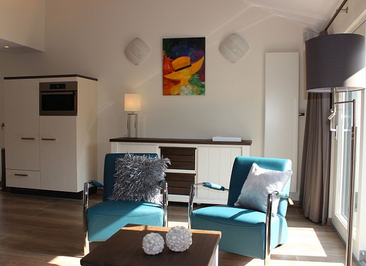 Vakantiehuis Gortersmient 256 in De Dennen, Texel met zonnig terras en moderne buitenmeubels.