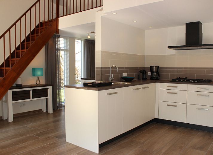 Vakantiehuis Gortersmient 256 in De Dennen, Texel met zonnig terras en moderne buitenmeubels.