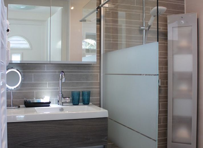 Gezellig terras met zonnescherm bij Vakantiehuis Gortersmient 256 in De Dennen, Texel.