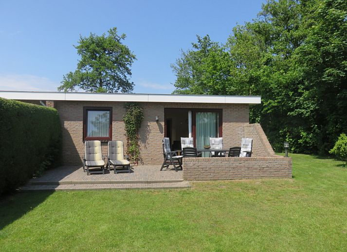 Geniessen Sie die Sonne auf der Terrasse des Bungalowparks Uterste Coogh, Bungalow 114 in De Dennen, Texel.