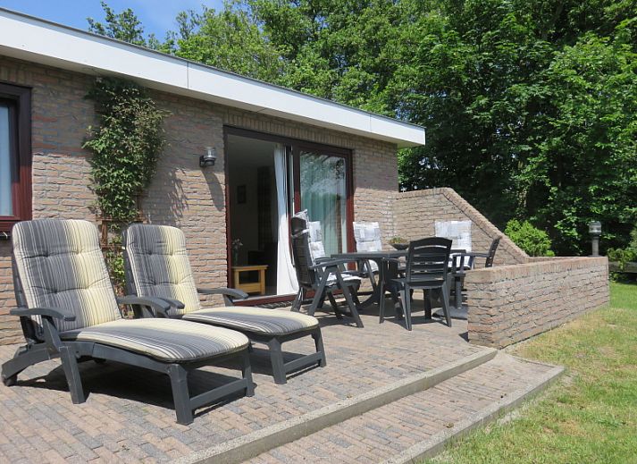 Geniessen Sie die Sonne auf der Terrasse des Bungalowparks Uterste Coogh, Bungalow 114 in De Dennen, Texel.
