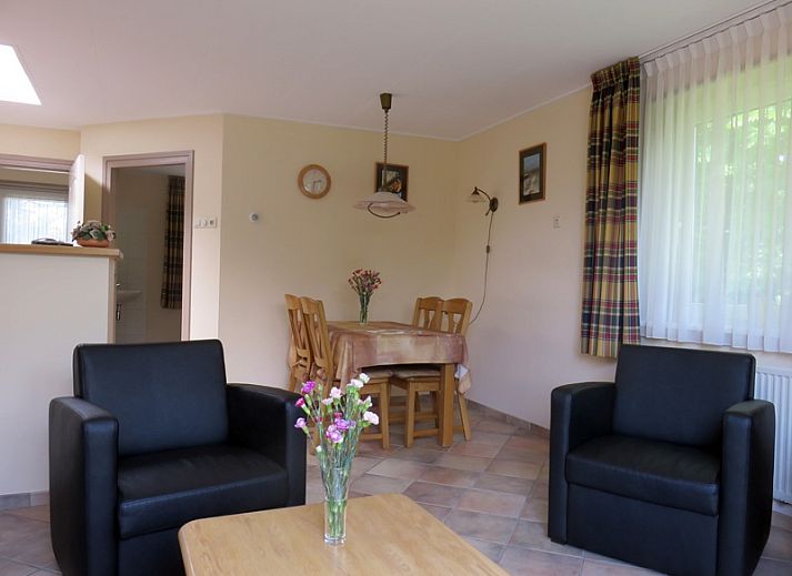 Geraeumige Terrasse im Bungalowpark Uterste Coogh, Bungalow 114 in De Dennen, Texel, ideal zum Entspannen.