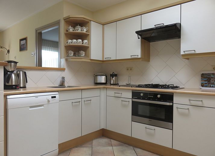 Geraeumige Terrasse im Bungalowpark Uterste Coogh, Bungalow 114 in De Dennen, Texel, ideal zum Entspannen.