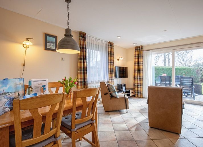 Groene tuin bij Bungalowpark Uterste Coogh, Bungalow 114 in De Dennen, Texel, omringd door natuur.