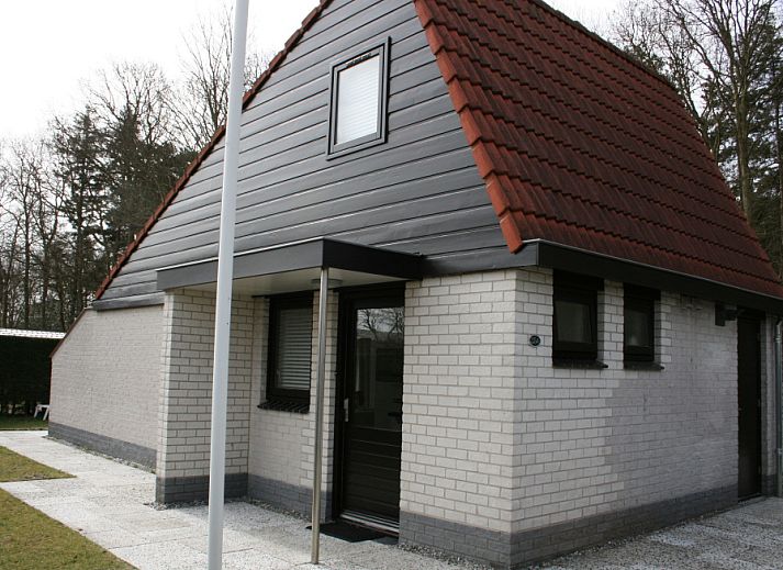 Ferienhaus Gortersmient 354 in De Dennen Texel mit traditioneller Fassade und roten Dachziegeln.