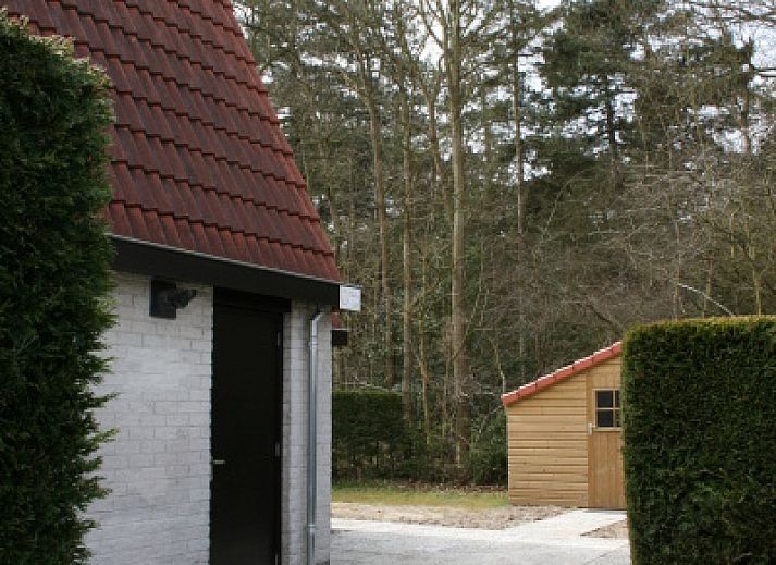 Ferienhaus Gortersmient 354 in De Dennen Texel mit traditioneller Fassade und roten Dachziegeln.