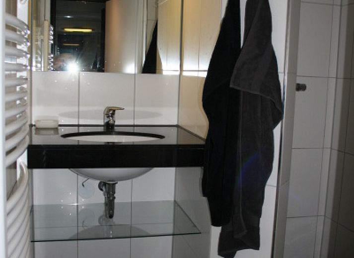 Ferienhaus Gortersmient 354 in De Dennen Texel mit traditioneller Fassade und roten Dachziegeln.