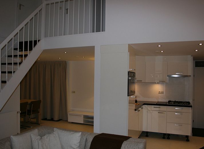 Seitenansicht des von gruenen Hecken umgebenen Ferienhauses Gortersmient 354 in De Dennen Texel.