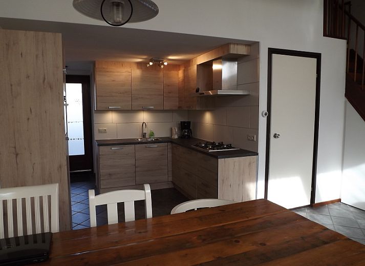 Ruime tuin bij Vakantiehuis Gortersmient 294 in De Dennen, Texel, ideaal voor ontspanning.