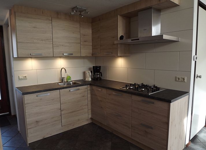 Ruime tuin bij Vakantiehuis Gortersmient 294 in De Dennen, Texel, ideaal voor ontspanning.