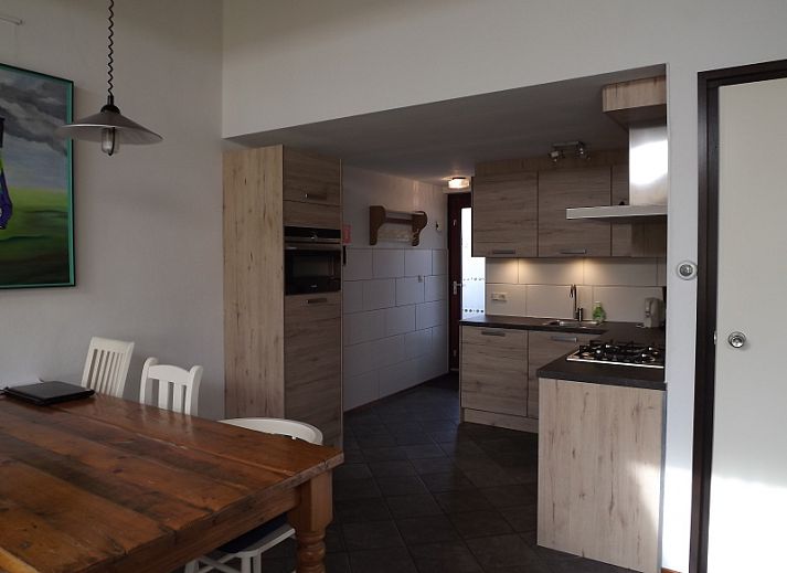 Ruime tuin bij Vakantiehuis Gortersmient 294 in De Dennen, Texel, ideaal voor ontspanning.