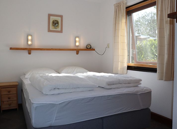 Ruime tuin bij Vakantiehuis Gortersmient 294 in De Dennen, Texel, ideaal voor ontspanning.