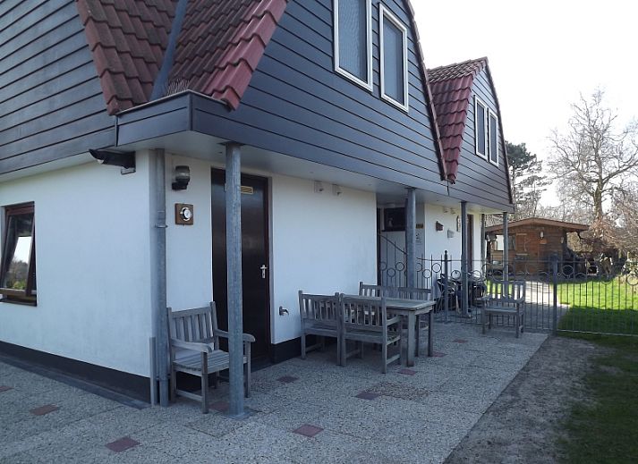 Gezellige zithoek op het terras van Vakantiehuis Gortersmient 294 in De Dennen, Texel.