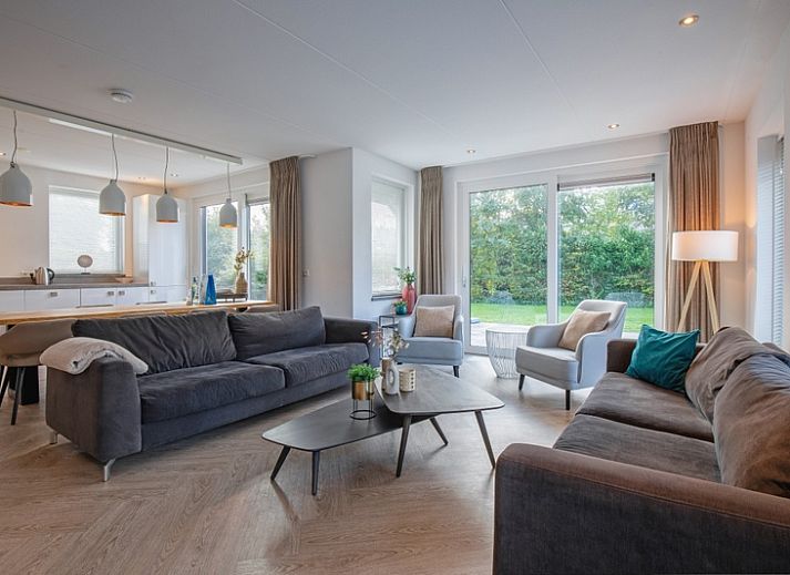 Bungalowpark 't Hoogelandt - Villa Bloem en Bos in De Dennen, Texel bietet ein geraeumiges Ferienhaus mit einer schoenen Terrasse und einem gruenen Garten.