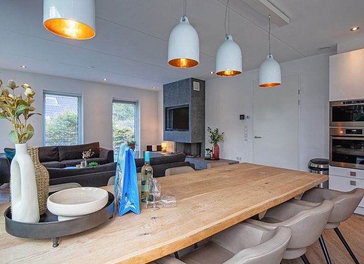 Bungalowpark 't Hoogelandt - Villa Bloem en Bos in De Dennen, Texel bietet ein geraeumiges Ferienhaus mit einer schoenen Terrasse und einem gruenen Garten.