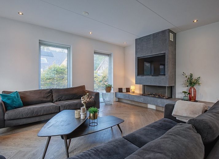 Bungalowpark 't Hoogelandt - Villa Bloem en Bos in De Dennen, Texel bietet ein geraeumiges Ferienhaus mit einer schoenen Terrasse und einem gruenen Garten.