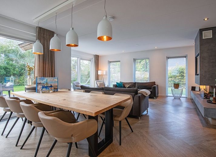 Bungalowpark 't Hoogelandt - Villa Bloem en Bos in De Dennen, Texel bietet ein geraeumiges Ferienhaus mit einer schoenen Terrasse und einem gruenen Garten.