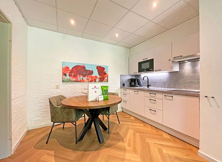 Gezellige woonkamer in Appartement Bos en Duin 05, De Dennen, Texel met moderne inrichting en kleurrijke accenten.