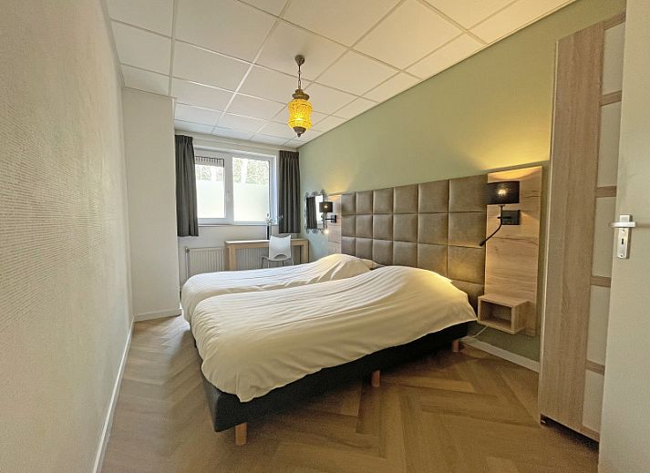 Stijlvolle zithoek in Appartement Bos en Duin 05, De Dennen, Texel met comfortabele meubels en sfeervolle verlichting.