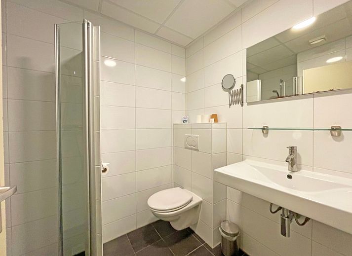 Stijlvolle zithoek in Appartement Bos en Duin 05, De Dennen, Texel met comfortabele meubels en sfeervolle verlichting.