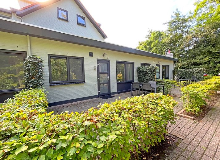 Stijlvolle zithoek in Appartement Bos en Duin 05, De Dennen, Texel met comfortabele meubels en sfeervolle verlichting.