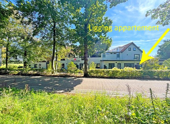 Stijlvolle zithoek in Appartement Bos en Duin 05, De Dennen, Texel met comfortabele meubels en sfeervolle verlichting.