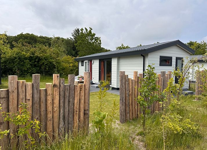 Vakantiepark de Bremakker - Bosveld 141, charming vacation home in De Dennen, Texel with wooden fence and green garden.