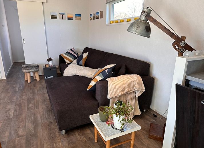 Vakantiepark de Bremakker - Bosveld 141, charming vacation home in De Dennen, Texel with wooden fence and green garden.