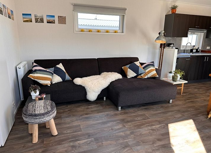 Vakantiepark de Bremakker - Bosveld 141, charming vacation home in De Dennen, Texel with wooden fence and green garden.