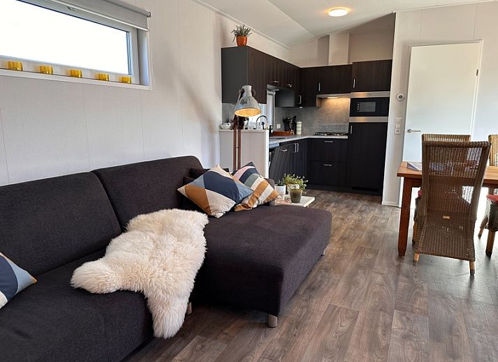 Vakantiepark de Bremakker - Bosveld 141, charming vacation home in De Dennen, Texel with wooden fence and green garden.