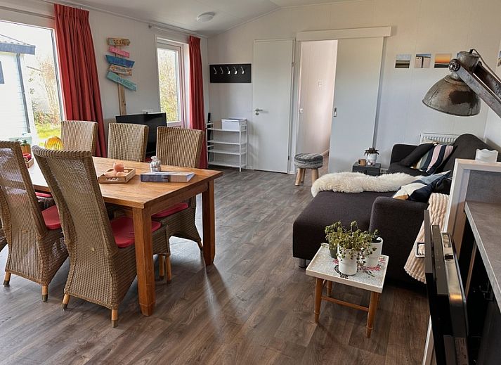 Vakantiepark de Bremakker - Bosveld 141, vacation home in De Dennen, Texel surrounded by nature and tranquility.