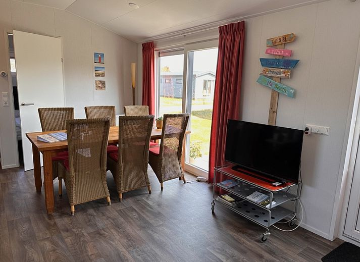 Vakantiepark de Bremakker - Bosveld 141, vacation home in De Dennen, Texel surrounded by nature and tranquility.