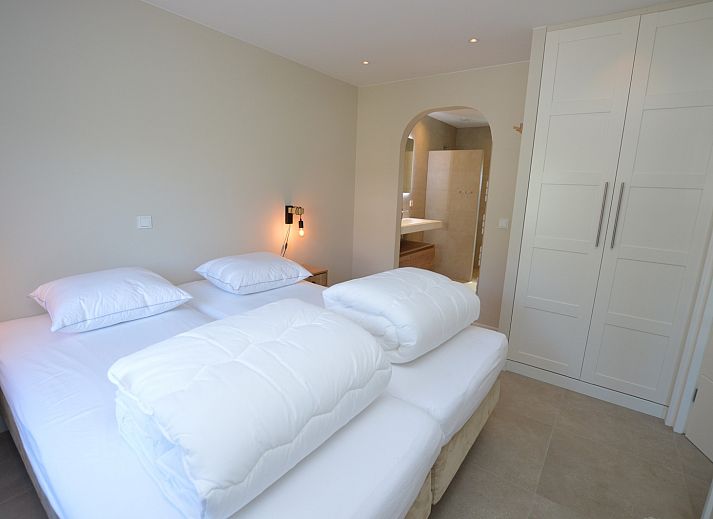 Moderne woonkamer in Tempelierweg - Kogermient 18, De Dennen Texel, met leren banken en open keuken.