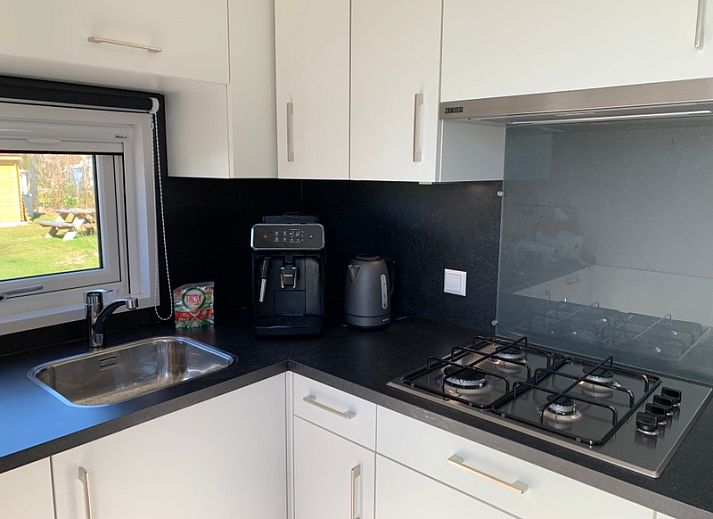 Geniessen Sie einen gemuetlichen Abend an der Feuerstelle im Vakantiepark De Bremakker - Chalet 1140 in De Dennen, Texel.