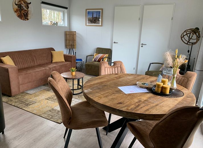 Geraeumiger Garten mit Picknicktisch und Schuppen im Vakantiepark De Bremakker - Chalet 1140 in De Dennen, Texel.