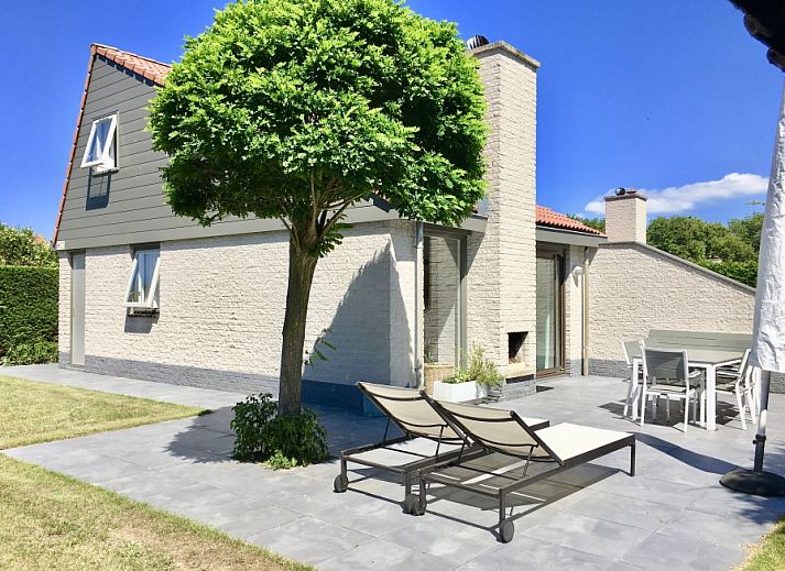 Ferienhaus Gortersmient 358 in De Dennen, Texel mit sonniger Terrasse und gruener Umgebung.