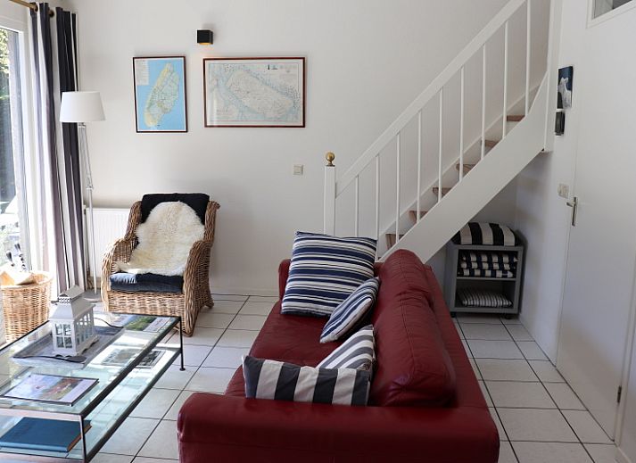 Ferienhaus Gortersmient 358 in De Dennen, Texel mit sonniger Terrasse und gruener Umgebung.